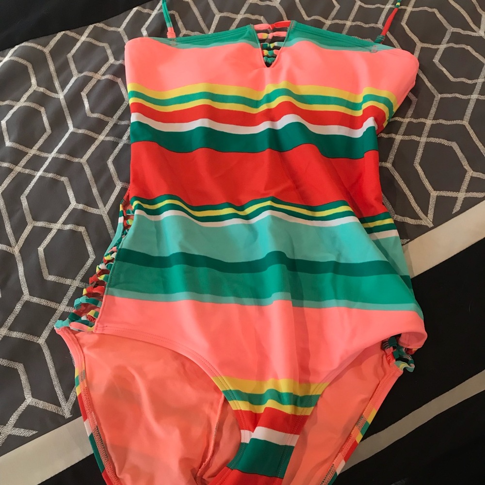 Super cute one piece bathing suit 👙
